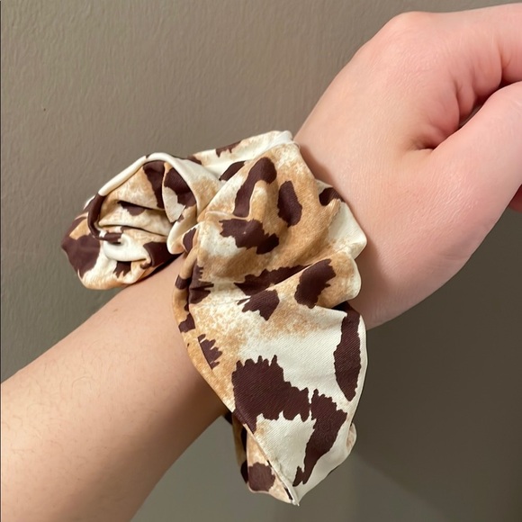 Leopard Print Scrunchie - Picture 1 of 4